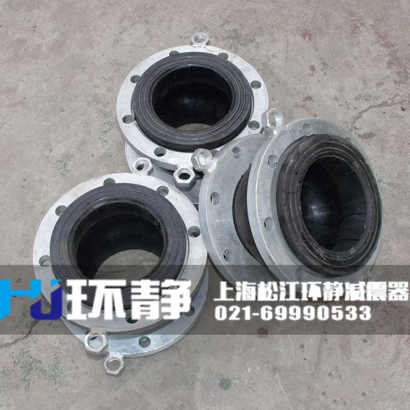 北京市朝陽(yáng)區(qū)<a href=http://www.lakehousenc.com/products/xiangjiaojietou/function/180.html target=_blank class=infotextkey>耐油<a href=http://www.lakehousenc.com target=_blank class=infotextkey>橡膠接頭</a></a>的實(shí)際安裝圖 /></p>要的外事活動(dòng)區(qū)。<br />北京市朝陽(yáng)區(qū)橡膠接頭是一種高彈性、高氣密性，耐介質(zhì)性和耐氣候性的管道接頭。 橡膠接頭采用多層次球體結(jié)構(gòu)，吸振能力強(qiáng)，減振降噪效果好；能承受較高的工作壓力，抗爆力大，彈性足；對(duì)壓縮、拉伸、扭轉(zhuǎn)變形能較好的起到位移補(bǔ)償作用。
北京市朝陽(yáng)區(qū)橡膠接頭的分類方式
1、北京市朝陽(yáng)區(qū)橡膠接頭按連接方式分松套法蘭式、固定法蘭式和螺紋式3種。
2、北京市朝陽(yáng)區(qū)橡膠接頭按結(jié)構(gòu)可分為單球體、雙球體、異徑體、彎球體及風(fēng)壓盤管等5種。
北京市朝陽(yáng)區(qū)橡膠接頭由內(nèi)外層膠、簾布層和鋼絲圈組成管狀橡膠件，經(jīng)硫化成型后再與金屬法蘭或平行接頭松套組合而成。橡膠接頭可降低振動(dòng)及噪聲，并可對(duì)因溫度變化引起的熱脹冷縮起補(bǔ)償作用，廣泛應(yīng)用于各種管道系統(tǒng)。
北京市朝陽(yáng)區(qū)橡膠接頭在利用橡膠的基礎(chǔ)上，其特性與橡膠接頭一樣具有彈性、高氣密性、耐介質(zhì)性、耐候性和耐輻射性等有點(diǎn)，采用高強(qiáng)度、冷熱穩(wěn)定性強(qiáng)的聚酯簾子布斜交與之復(fù)合后，經(jīng)過(guò)高壓、高溫模具硫化而成。管道必須有固定支撐或固定托架，固定托架的力必須大于軸向力。垂直安裝和架空安裝時(shí)產(chǎn)品兩端需安裝相應(yīng)的固定支架和受力支架，以防止工作受壓后拉脫。
橡膠接頭主體采用極性橡膠，能較好地耐熱、耐油、耐腐、耐酸、耐老化。橡膠接頭廣泛應(yīng)用于各類建筑、廠礦、化工、石油等行業(yè)的水暖通風(fēng)管道，給水排水和循環(huán)水管道、冷凍管道、防腐管道、消防、壓縮機(jī)管道。以及實(shí)驗(yàn)室、研究所、船舶、艦艇等設(shè)施上，用來(lái)防護(hù)和治理系統(tǒng)管道工程隔振降噪，位移補(bǔ)償。
環(huán)靜<a href=http://www.jianzhenqi.xin target=_blank class=infotextkey>減震器</a>管道設(shè)備有限公司專業(yè)生產(chǎn)橡膠接頭，有著豐富的經(jīng)驗(yàn)，優(yōu)良的設(shè)備，歡迎您的選購(gòu)。環(huán)靜管道作為專業(yè)的<a href=http://www.lakehousenc.com target=_blank class=infotextkey>橡膠接頭廠家</a>，生產(chǎn)和供應(yīng)橡膠接頭型號(hào)有三十多種，并且橡膠接頭規(guī)格齊全，從而能夠?yàn)槎喾N管道口徑的安裝環(huán)境做配套。歡迎大家來(lái)電咨詢和選購(gòu)，聯(lián)系電話021-69990533.<h3>零部件材料</h3>
<table cellspacing=